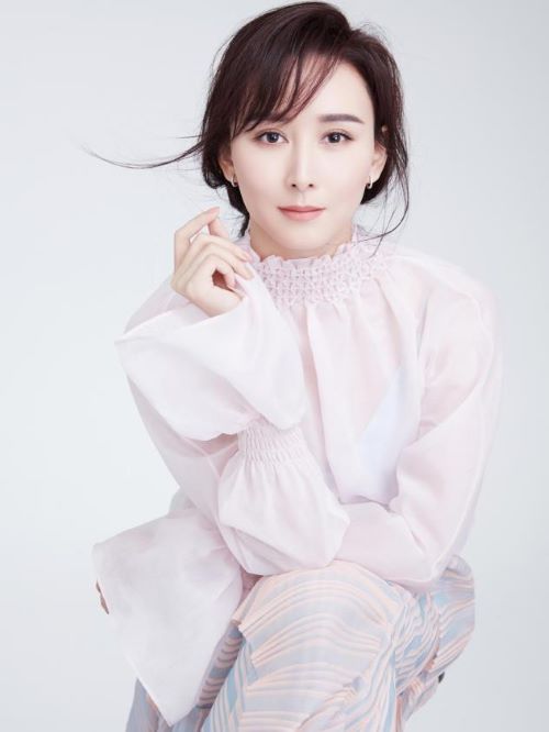 胡靜，出生于云南楚雄彝族自治州楚雄，中國(guó)內(nèi)地影視女演員，畢業(yè)于中央戲劇學(xué)院96級(jí)表演系。
1998年出演首部電影《網(wǎng)絡(luò)時(shí)代的愛(ài)情》而獲得關(guān)注，同年參演首部電視劇《大明宮詞》；2002年胡靜參演電視劇《少年張三豐》和《齊天大圣孫悟空》；2003年主演《孝莊秘史》受到更多關(guān)注；2004年主演歷史劇《楊門(mén)虎將》；2006主演宮廷劇《大清后宮》并獲得南方盛典最具人氣女演員獎(jiǎng)；2007年憑借《康熙秘史》入圍北京衛(wèi)視“金康杯”最佳女主角獎(jiǎng)。2008年9月27日與朱兆祥在馬來(lái)西亞吉隆坡結(jié)婚，2009年11月25日產(chǎn)下一名男嬰。2010年胡靜夫婦在馬來(lái)西亞吉隆坡蘇丹皇宮受封拿汀和拿督。2012年胡靜復(fù)出參演民國(guó)劇《笑紅顏》。2015年，參演電影《巴黎假期》。2016年參演電視劇《小情人》和大型反腐電視劇《人民的名義》。2017年，參演諜戰(zhàn)劇《天衣無(wú)縫》。2018年參演電視《橙紅年代》，2019參演新青春神話(huà)劇《封神演義》。2019年，與陸毅等合作主演禁毒題材電視劇《獵梟》。