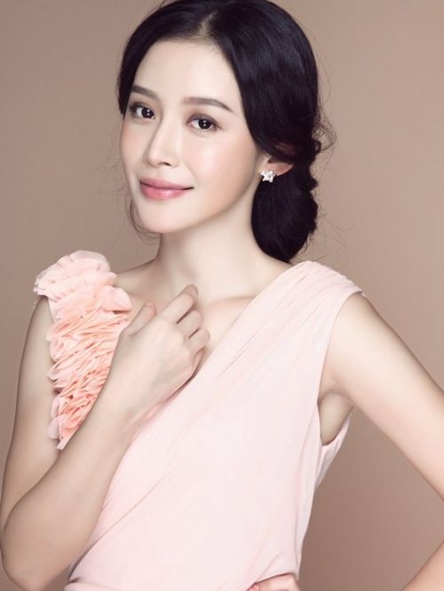 瑛子，原名敬虔，1月19日出生于重慶，中國(guó)內(nèi)地女演員，畢業(yè)于重慶大學(xué)美視電影學(xué)院。
2005年，參演輕喜劇《別活得太累》，飾演女一號(hào)“邱芳”。2007年，參演災(zāi)難片《唐山絕戀》。2008年，參演女性勵(lì)志劇《大國(guó)醫(yī)》。2009年，參演懸疑劇《天敵》。2010年，參演《大舜》。2011年，參演諜戰(zhàn)大戲《冷風(fēng)暴》。2013年，參演由孔笙執(zhí)導(dǎo)出演的大型抗日史詩(shī)劇《戰(zhàn)長(zhǎng)沙》；同年參演電視劇《青島往事》。2014年，參演《老農(nóng)民》。2016年，拍攝都市情感生活勵(lì)志大劇《婚姻歷險(xiǎn)記》；同年主演電視劇《好家伙》。2017年6月，由瑛子擔(dān)綱女一號(hào)獻(xiàn)禮香港回歸20周年的年度大劇《我的1997》登陸CCTV-1黃金檔播出；7月，參演首部古裝巨制《獨(dú)孤皇后》；8月，主演大型法治題材電視劇《陽(yáng)光下的法庭》。