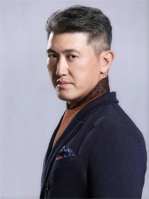 趙龍豪，原名趙純陽(yáng)、趙春羊，1973年7月1日出生于黑龍江省哈爾濱市，中國(guó)內(nèi)地影視男演員，畢業(yè)于中央戲劇學(xué)院。
1995年，出演個(gè)人首部電視劇《西施》，從而正式進(jìn)入演藝圈。2000年，出演年代情感劇《愛(ài)在冰雪紛飛時(shí)》。2003年，在年代情感劇《關(guān)中匪事》中飾演羅玉璋。2004年，主演青春勵(lì)志劇《藍(lán)狐》。2005年，主演戰(zhàn)爭(zhēng)電影《東江特遣隊(duì)》。2007年，出演家庭倫理劇《常回家看看》。2008年，主演年代情感劇《遠(yuǎn)山》。2009年，出演民國(guó)商戰(zhàn)劇《大掌柜》。2010年，主演抗戰(zhàn)劇《地道英雄》。2011年，出演電視劇《云飛絲路天》。2012年1月1日，主演革命戰(zhàn)爭(zhēng)劇《光榮大地》。2013年，主演革命戰(zhàn)爭(zhēng)劇《冒牌英雄》。2015年，主演年代劇《金水橋邊》。2016年，主演革命戰(zhàn)爭(zhēng)劇《紅色護(hù)衛(wèi)》、反腐題材電視劇《國(guó)家行動(dòng)》。2017年，主演古裝劇《大秦帝國(guó)之崛起》、當(dāng)代檢察反腐劇《人民的名義》。2019年，參演電視劇《神探柯晨》。